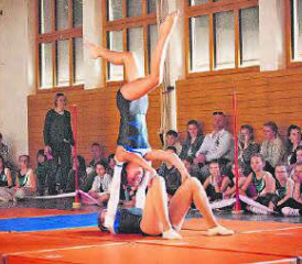 Unter kundiger Beobachtung: Beim Plauschwettkampf in Gontenschwil wurde auch zu zweit am Boden geturnt. (Bild: zVg.)