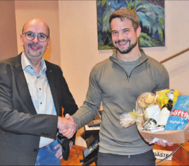 Einwohner mit einem Geschenkkorb bedacht: Andreas Schoch als glücklicher Gewinner unter den Stimmberechtigten gezogen, links Gemeindeammann Thomas Buchschacher. (Bilder aw.)