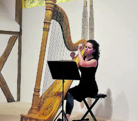 Lindsay Buffington an der Harfe trägt mit ihrem Damselfly-Trio aus den USA zur Klangvielfalt des Poesiesommers bei. (Bild: zVg.)