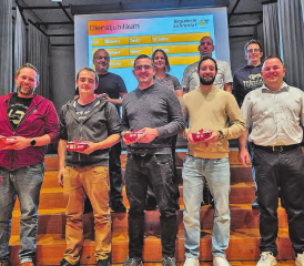 Die Dienstjubilarin und -jubilare der Regiowehr Suhrental 2025. Sie wurden für 10, 15 und 20 Jahre aktiven Feuerwehrdienst ausgezeichnet und stehen stellvertretend für den starken Zusammenhalt innerhalb der Organisation. (Bild: zVg.)