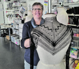 Die Künstlerin Renate Stadelmann-Heiniger mit ihrem Werk, an dem sie rund 100 Stunden gearbeitet hat. (Bilder: zVg.)