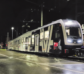 Auf nächtlicher Testfahrt und auffällig leise: Am Mittwoch gegen Mitternacht gleitete einer der neuen WSB-Züge durch Oberentfelden. (Bilder: Remo Conoci)
