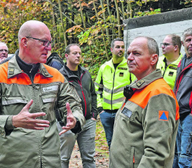 Tauschten sich über den Stand der Übung aus: Die beiden Kommandanten der ZSO-Organisationen Region Zofingen und Suhrental-Uerkental, Urs Lehmann (l.) und Markus Berger (r.). (Bilder: aw.)