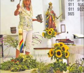 Sie frönte einer über tausend Jahre alten Tradition: Bernadette Bernasconi nahm die feierliche Segnung von Kräutern und Pflanzen vor. (Bild: st.)