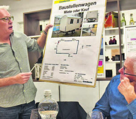 Stellen eine vorher begutachtete Version des Bauwagens an der Generalversammlung vor: LLV-Präsident Beat Buchwalder und Bernhard Aeschbach (v. l.) (Bild: aw.)