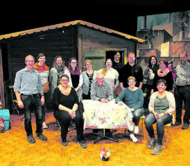 Die Theatergruppe Schwarzenbach in einer ruhigen Minute: Inzwischen wird bereits wieder fleissig geprobt. (Bild: zVg.)