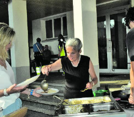 Kompetent und charmant: Rita Roth, «pensionierte» Wirtin vom Bad Schwarzenberg, bediente die Ausgabe für Stroganoff und Falafel. (Bilder: st.)