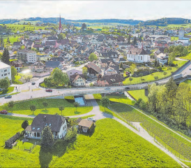 Bis 2029 soll der Flecken mit dieser Umfahrung verkehrsarm werden. Visualisierung Ostumfahrung mit geplanter Brücke über die Wyna. (Bild: zVg.)