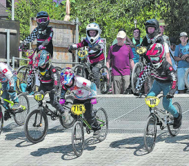 Finalstart der untersten Altersklasse: Der Teufenthaler Noé Schneider (716) liegt bereits an der Spitze und gewinnt schliesslich diesen Lauf. (Bilder: wr.)