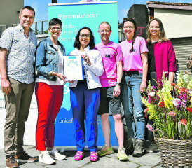 Beromünster erhielt das Unicef-Label «Kinderfreundliche Gemeinde»: Arthur Wolfisberg, Delegierter Unicef; Manuela Jost-Schmidiger, Gemeindepräsidentin; Carmen Beeli-Zimmermann, Gemeinderätin; Michael Küng, Jugendanimation; Claudia Schwegler, Jugendanimation; Alissa Brenn, Unicef. (Bilder: mars)