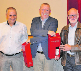 Mehr als 33 Jahre im Teufenthaler Gemeinderat gewirkt: Gemeindeammann Niklaus Boss (Mitte) verabschiedete Thomas Plüss (links) und Urs Lehner (rechts). (Bild: P.Te.)