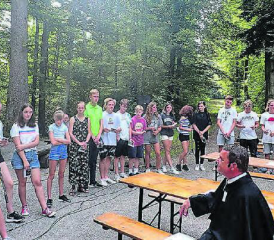 Im Rahmen des traditionellen Waldgottesdienstes der reformierten Kirche Seon stellten sich die neuen Konfirmanden vor. (Bild: zVg.)