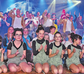 Aktive, Jugend, Frauen und Männer: Zum Show-Ende kamen alle auf die Bühne. (Bilder: Alfred Weigel)