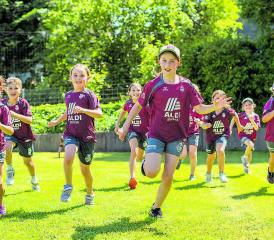 Hervorragende Stimmung: Bei strahlendem Sonnenschein testeten über 70 Kinder, was die Sportwelt zu bieten hat. (Bild: zVg)