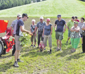 Freude über die Ernte von neuen Kartoffeln: Raphael Müller zeigt, was man bei guter Pflege aus dem Boden ziehen kann. (Bilder: moha.)