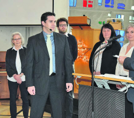 Die Kirchenpflege steht vereint hinter dem Pfarrer: Anita Acklin, Helena Lüscher, Sozialdiakon Rafael Hallauer,Alexandra Peter und Linda Zach verfolgen die offizielle Amtseinsetzung. (Bilder: st.)