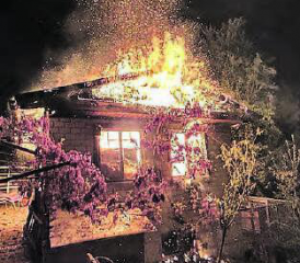 In Uerkheim wurde ein Holzschopf durch einen Brand zerstört. (Bild: pz.)