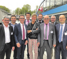 Am Treffen der Aargauer Garagisten am Hallwilersee: (v.li) Toni Mancino,André Tinner, Heinz Frei, Jörg Geissmann, Evelyne Binsack, Marco Emmenegger, Martin Sollberger, André Hoffmann und Thomas Kaiser. (Bild: zVg.)