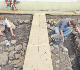 Notgrabung im Zellmoos Sursee: Grabungsmitarbeitende legen archäologische Schichten frei. (Bilder: zVg.)