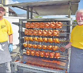 Glühendheisser Job am Holzkohlengrill, während sich die Güggeli am Spiess drehten: Lukas Basler (l.) und Andreas Huber von der Männerriege Staffelbach. (Bild: aw.)