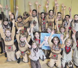 Kinder vom 2. Kindergarten bis zur 5. Klasse Menziken spielten das Kinder-Musical «De flinki Pfiil und sis Pony». (Bilder: zVg.)
