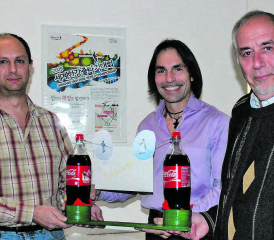 Nock trank am liebsten Cola: Zum Abschluss des Dorffestes in Uerkheim, 2009 schenkte er der Gemeinde sein Weltmeisterschafts-Diplom aus Seoul. Gemeindeamman Markus Gabriel (li.) und OK-Präsident Jugend- und Dorffest, Markus Kappeler, nahmen es entgegen. (Bilder: st-Archiv)