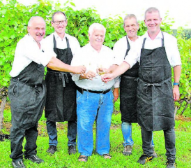 Die vier Rebbauern aus Bözen und Effingen zusammen mit Ueli Widmer (Mitte): v.l. Hans Amsler und Reto Pfister (sie betreiben daneben eine vielschichtige Landwirtschaft), Rolf Heuberger und Peter Büchli (sie sind reine Rebbauern). (Bilder: st.)