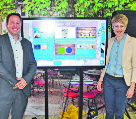 Lüfteten das Therapiegeheimnis im Suhrental Alterszentrum: Kevin Rohner und Monika Burgherr. (Bild: aw.)