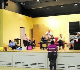 Feedback der Regisseurin nach jedem Durchlauf: Barbara Marti bespricht die Probe und stellt die Korrekturen jeweils auch in einen Gruppenchat. (Bild: zVg.)