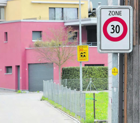 Freiwillig war gestern: In Muhens Quartierstrassen gilt die Temporeduktion ab sofort. Die gelben Schilder, die wie hier an der Schwabistalstrasse eine Freiwilligkeit vorschlagen, müssen abmontiert werden. (Bild: rc.)