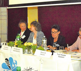 Ohne Gegenstimme im Amt bestätigt: Tagespräsidentin Marianne Zimmermann schlug die Bisherigen zur Wahl vor: Barbara Ducceschi-Küng, Hedy Schölly, Ruth Schlienger, Sonja Ott und Trudi Rössler (v.l.). (Bilder: st.)