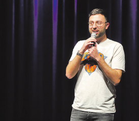 «Keep it simple» Stand-Up-Comedian Sven Ivanic braucht nicht mehr als ein Mikrofon, T-Shirt und eine Gitarre, um das Publikum mit Volksliedern und Geschichten zu bespassen. (Bilder: Remo Conoci)