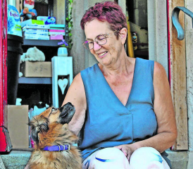 Sie ist ein Mensch, der gerne gibt: Gründerin und Präsidentin der «Futterküche», Béatrice Lehner mit ihrem Hund Shani. (Bild: Rafael Hüssy)