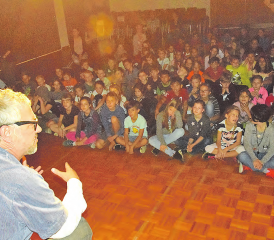 Zwiesprache zwischen Erzähler und Zuhörer: Mit unerwarteten Fragen zwischendurch hielt Jürg Steigmeier die 120 Kinder in Schach. (Bilder: st.)