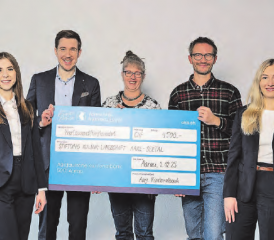 Spendenübergabe: Isabelle Grütter (Niederlassungsleiterin AKB Lenzburg), Jan Schneider (Regionalleiter AKB Aarau), Gabi Lauper Richner (Präsidentin KLAS), Philipp Schuppli (Geschäfts- und Projektleiter KLAS), Isabelle Strasser (Kundenberaterin Private und Geschäfte AKB Lenzburg). (Bild: zVg.)