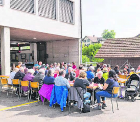 Bei Wurst und Brot liessen die Besucher den Familiengottesdienst ausklingen. (Bild: zVg)