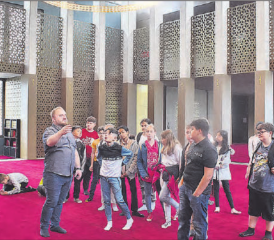 Gotteshäuser kennengelernt: Die Schüler der 4a besuchten die reformierte Kirche Reinach sowie die Moschee Tulipan. (Bilder: hg.)