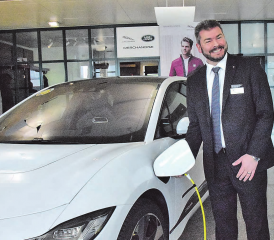 Er freut sich über die tolle Automarke: Martin Oppliger ist für Jaguar zuständig und präsentiert hier das Elektromodell, das an eine ganz normale Steckdose angeschlossen wird. (Bilder: st.)