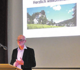 Herausfordernde Gemeindeversammlung: Gemeindeammann Urs Lehner musste einen Rückweisungsantrag zur Gemeindeordnung entgegennehmen.Das Gemeindehaus (kleines Bild) kann saniert werden. (Bild: moha.)