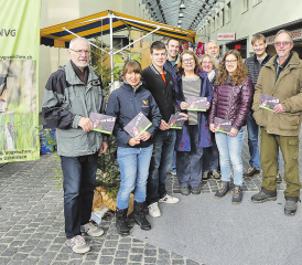 Eine Standaktion für den Wald: Der Natur- und Vogelschutzverein Gränichen, das Forstamt und Befürworter der Initiative sagen «Ja! Für euse Wald.» (Bilder: moha.)