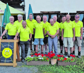 Uerkheimer im Bündnerland: Vor dem Gasthof in St. Antönien entstand das Erinnerungsbild an die schöne Turnfahrt. (Bild: zVg.)