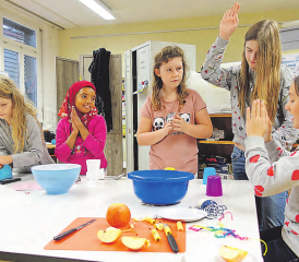 Jugendarbeit Beinwil am See-Birrwil: Der Cup Song lässt Hände klatschen und den Rhythmus gemeinschaftlich erleben.
