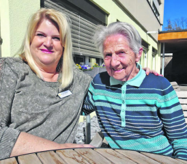 Geschäftsleiterin Miriam Lo Conte mit der Bewohnerin Johanna Ernst, die von 1966 bis 1986 das Altersheim Sonnenberg geleitet hatte. (Bild: René Fuchs)