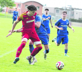 Saliam Benziar stand dem Schöftler Mihailo Mijatovic auf den linken Fuss. Den fälligen Penalty verwandelte der Gefoulte gleich selber zum 1:0. (Bild: Otto Lüscher)