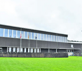 Nun muss das Bijou bezahlt werden: Der Neubau der Mehrzweckhalle trägt neben vielen anderen Aspekten zur negativen finanziellen Entwicklung der Gemeinde Dürrenäsch bei – die Gemeindeversammlung von morgen Abend befindet über eine Steuerfusserhöhung um 13 Prozent. (Bild: hg.)