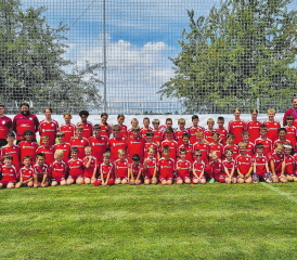 Beim Jubiläum des Fussballcamps spielten mehr als 60 Kinder und Jugendliche mit. (Bilder: zVg.)