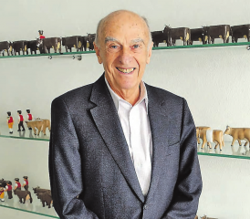 Alt Bundesrat Hans-Rudolf Merz: Der Beinwiler Ortsbürger vor seiner Sammlung von 16 Appenzeller Alpaufzügen mit kleinen Holzfiguren von einheimischen Schnitzern. (Bild: René Fuchs)