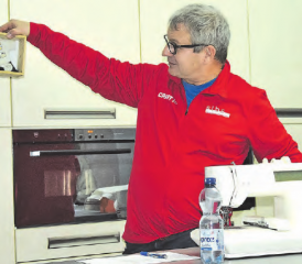 Das Sticken hat ihn gepackt: Beat Studer hinter seiner ersten Stickmaschine zeigt die Stickerei auf dem Leibchen des Unihockey-Clubs, den er vor 40 Jahren mitbegründet hat. (Bilder: Frieda Steffen)