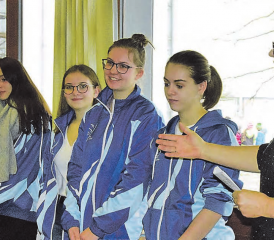 Der Neujahrsapéro eignet sich besonders gut dafür: Stolz präsentiert Frau Vizeammann Gertrud Jost die erfolgreichen jungen Turnerinnen. (Bild: st.)
