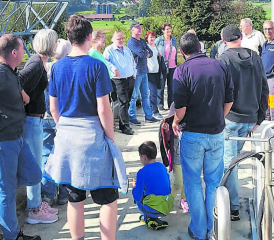 Die Teilnehmer lauschen gespannt den Ausführungen von Werkleiter Reto Pfendsack. (Bild: zVg.)